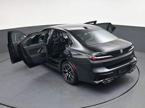 Used 2025 BMW 760i xDrive w/ Luxury Rear Seating Package image 37