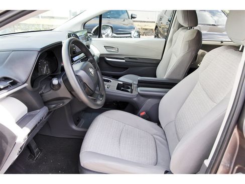 Used 2022 Toyota Sienna LE FWD image 9