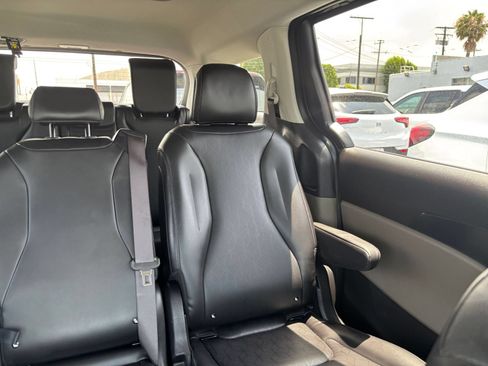 Used 2026 Kia Carnival FWD image 40