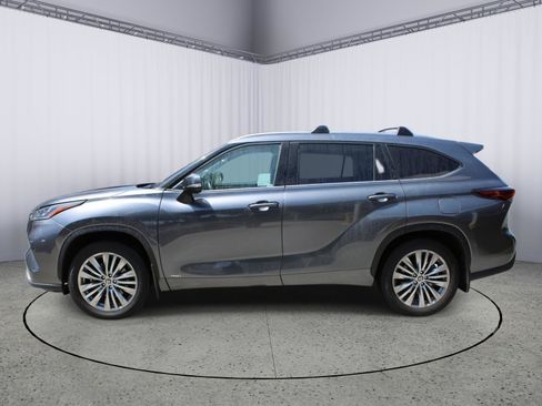 Used 2024 Toyota Highlander Platinum AWD/4WD image 4