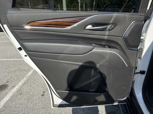 Used 2023 Cadillac Escalade Premium Luxury image 9