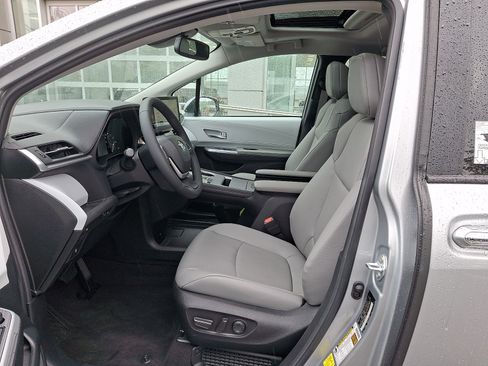 Certified 2025 Toyota Sienna XLE AWD/4WD image 14