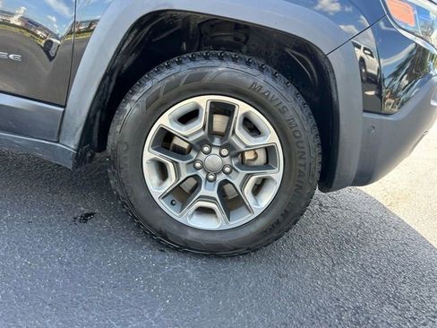 Used 2019 Jeep Cherokee Trailhawk image 8