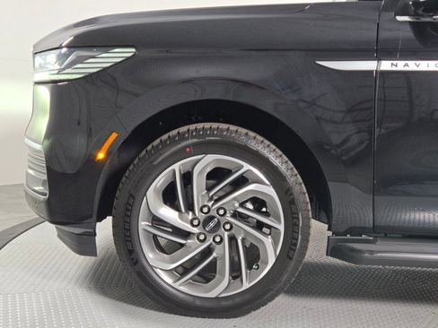 New 2026 Lincoln Navigator L Premier AWD/4WD image 11