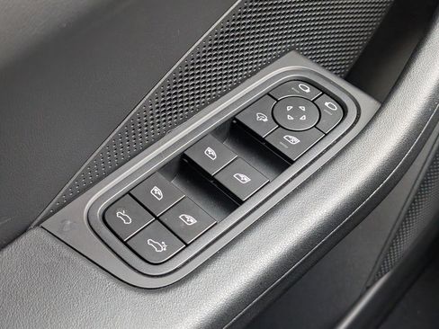 Used 2025 Porsche Macan 4 Electric image 27