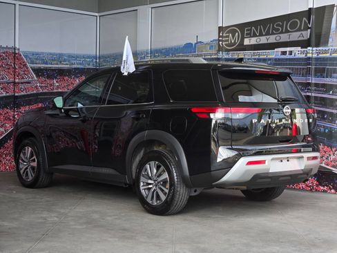 Used 2025 Nissan Pathfinder SL FWD image 6