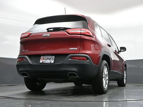Used 2017 Jeep Cherokee Latitude w/ Cold Weather Group AWD/4WD image 37