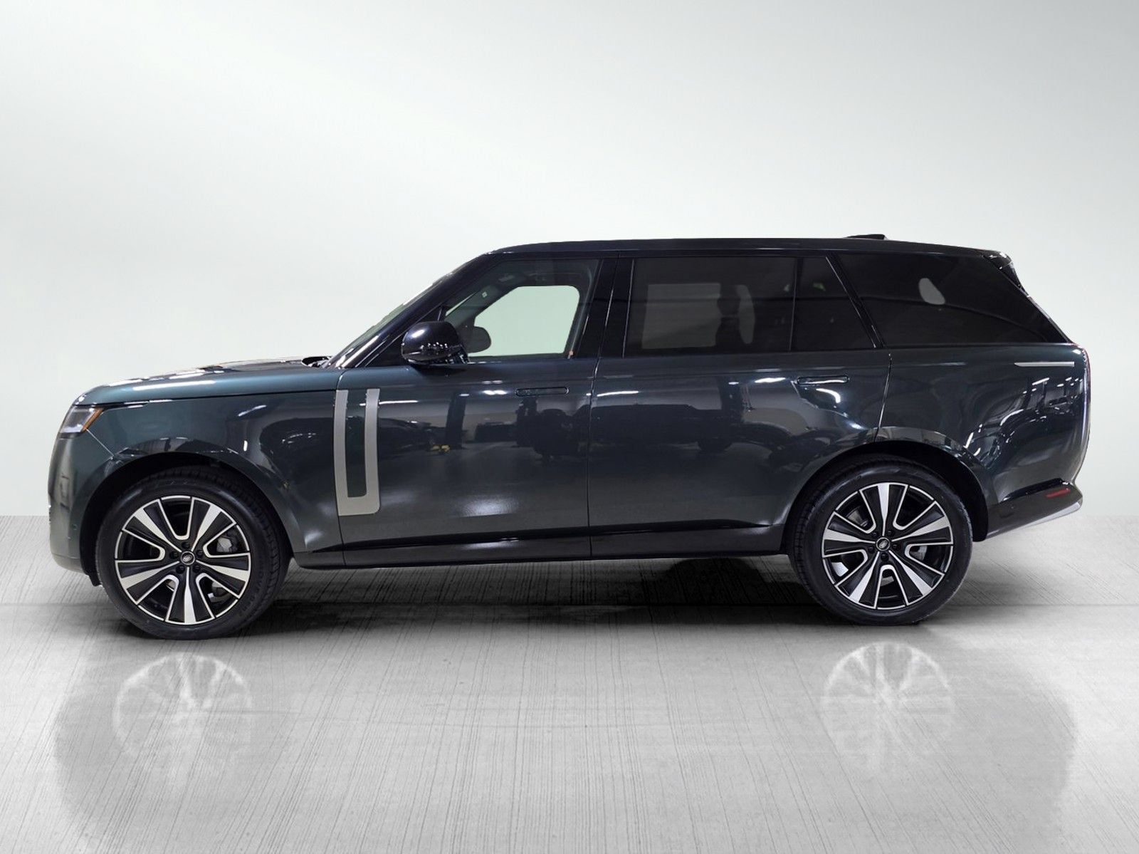 Used 2025 Land Rover Range Rover Long Wheelbase SE AWD/4WD image 4