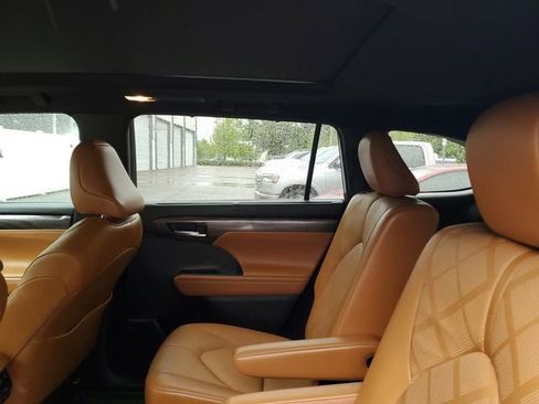 Used 2023 Toyota Highlander Platinum image 10