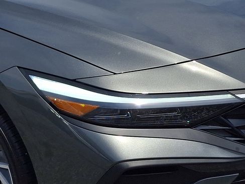 Certified 2025 Hyundai Elantra Sport FWD image 9