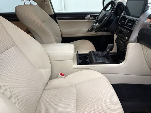 Used 2023 Lexus GX 460 Premium w/ Accessory Package AWD/4WD image 31