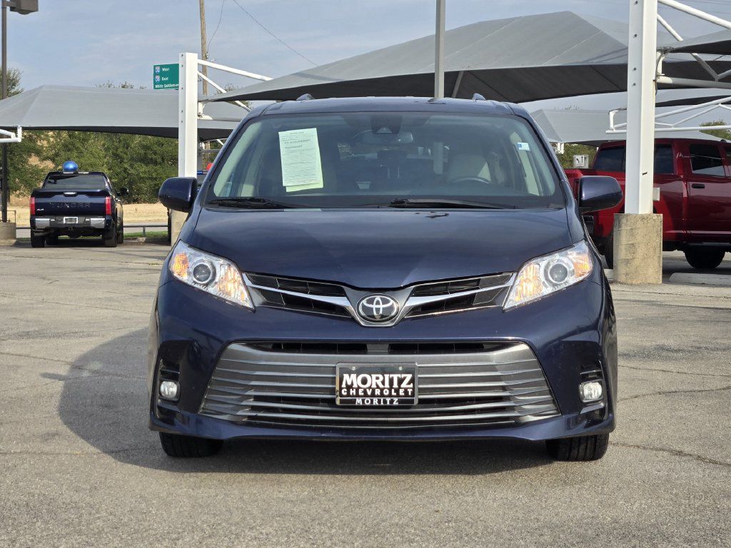 Used 2018 Toyota Sienna XLE w/ XLE Navigation Package FWD image 2