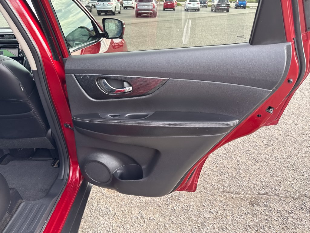 Used 2014 Nissan Rogue SL AWD/4WD image 32