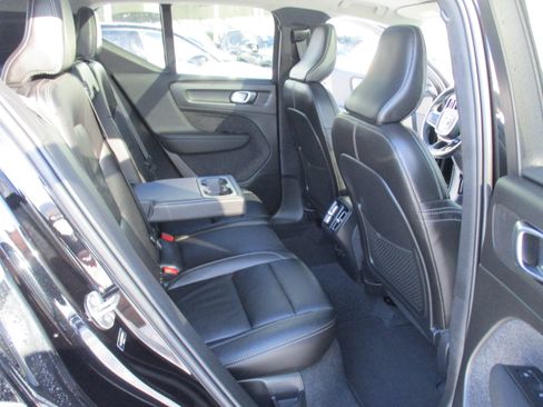 Certified 2023 Volvo XC40 B5 Ultimate w/ Protection Package Premier image 14