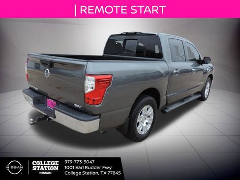 Used 2017 Nissan Titan SV image 4