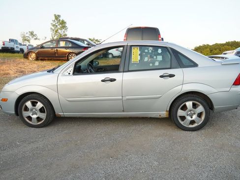 Used 2007 Ford Focus ZX4 Sedan FWD image 2
