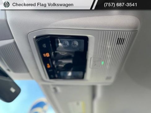 Used 2025 Volkswagen Tiguan SE FWD image 16