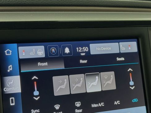 Used 2024 Chrysler Voyager LX image 22