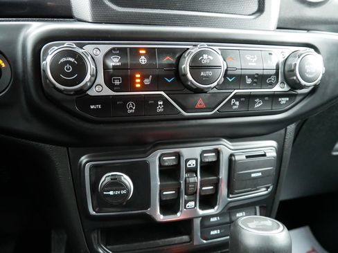 Used 2021 Jeep Wrangler Unlimited Sahara image 25