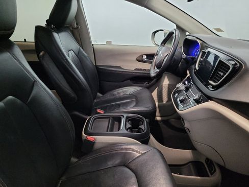 Used 2017 Chrysler Pacifica Touring-L FWD image 21
