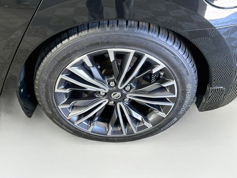 Used 2017 Nissan Maxima Platinum w/ Medallion Package FWD image 11
