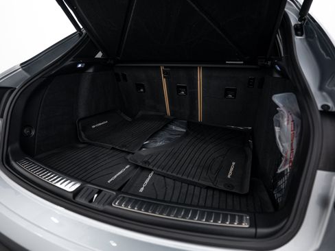 Certified 2024 Porsche Macan AWD/4WD image 27