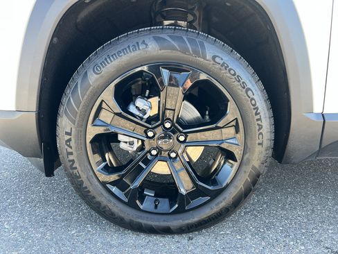 Used 2025 Chevrolet Equinox LT w/ Convenience Package II AWD/4WD image 14