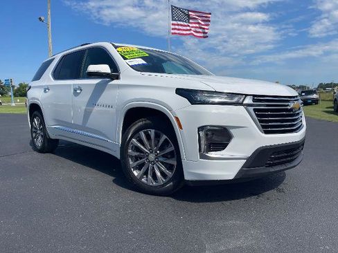 Used 2023 Chevrolet Traverse Premier FWD image 5