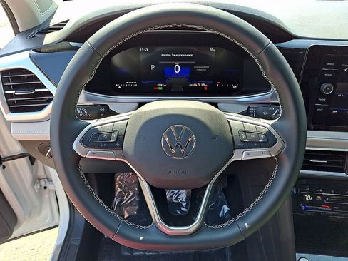 Certified 2025 Volkswagen Taos SE w/ Panoramic Sunroof Package FWD image 19