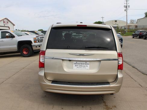 Used 2015 Chrysler Town & Country Touring w/ Driver Convenience Group FWD image 7