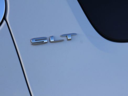 Used 2023 GMC Acadia SLT AWD/4WD image 3