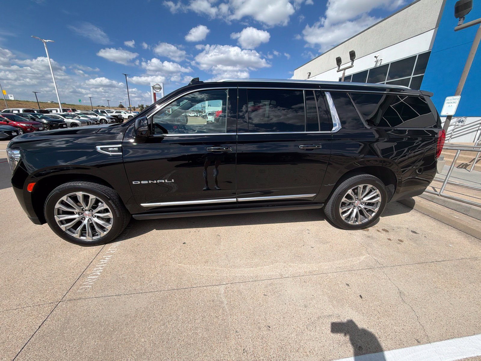 Used 2022 GMC Yukon XL Denali AWD/4WD image 5