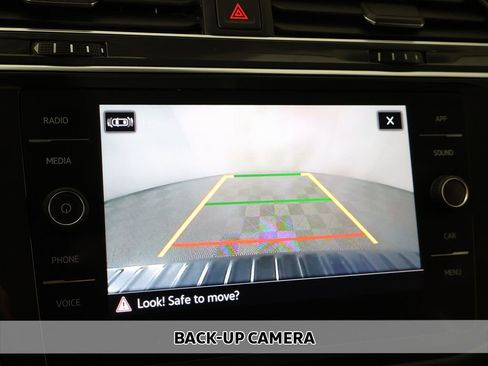 Used 2023 Volkswagen Tiguan SE w/ Panoramic Sunroof Package image 6