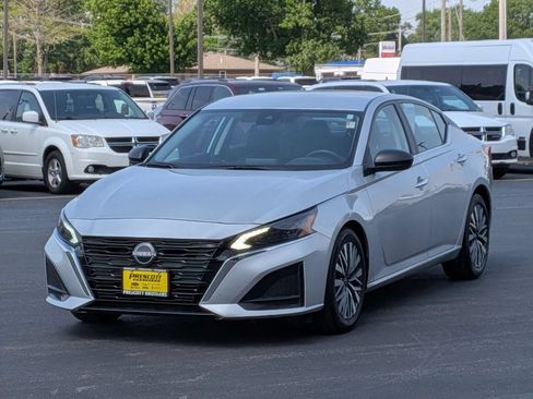 Used 2024 Nissan Altima 2.5 SV FWD image 3