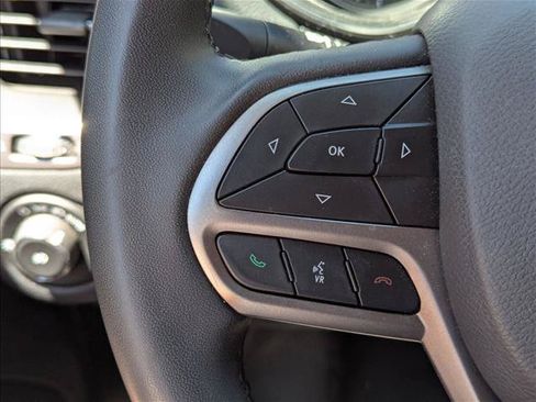 Used 2020 Jeep Cherokee Latitude Plus AWD/4WD image 11