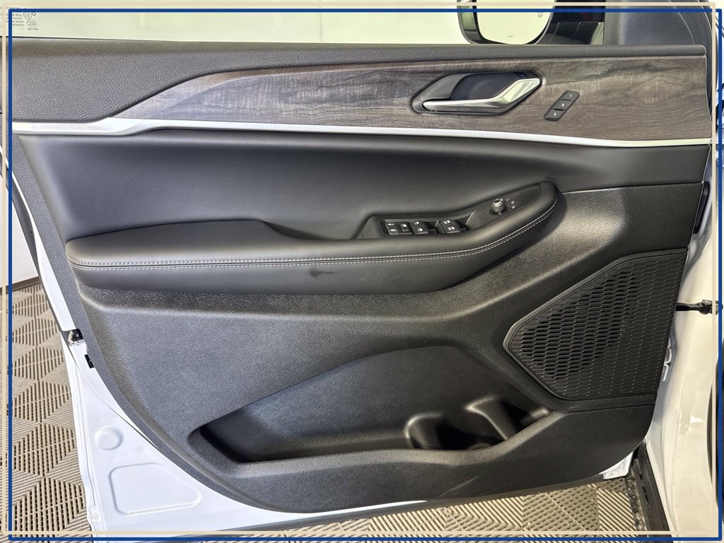 Used 2026 Jeep Grand Cherokee Limited AWD/4WD image 29