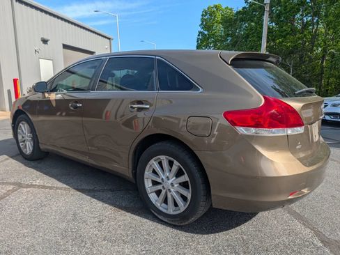 Used 2011 Toyota Venza AWD w/ Leather Pkg image 2