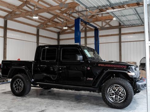 Used 2025 Jeep Gladiator Rubicon w/ Convenience Group AWD/4WD image 7