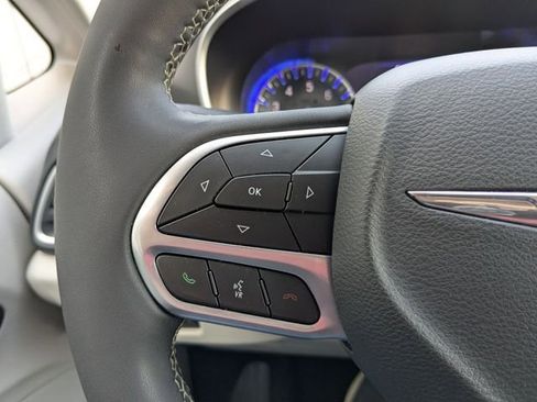 Used 2023 Chrysler Pacifica Touring-L image 23