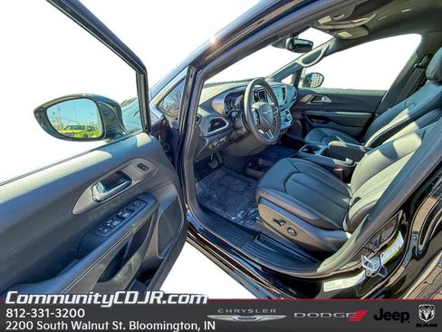 New 2026 Chrysler Pacifica Select image 10