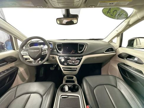 Used 2024 Chrysler Pacifica Select image 3