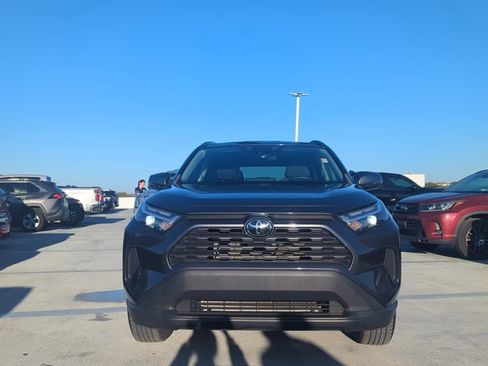 Used 2022 Toyota RAV4 XLE w/ Convenience Package image 2