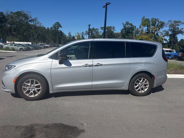 Used 2024 Chrysler Pacifica Touring-L FWD image 4