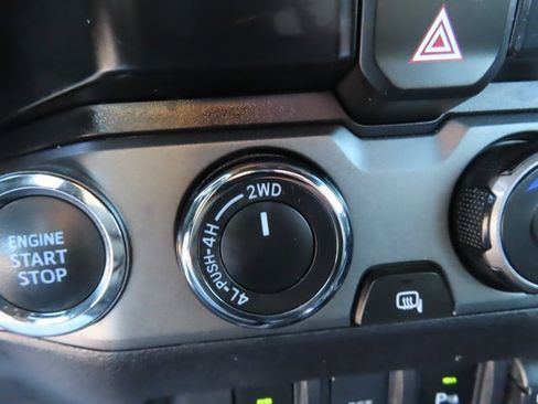 Used 2022 Toyota Tacoma TRD Sport image 32