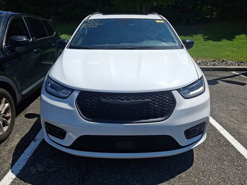 Used 2025 Chrysler Pacifica Limited FWD image 2