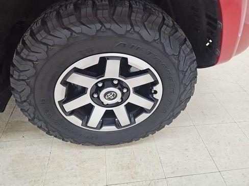 Used 2021 Toyota 4Runner TRD Off-Road Premium w/ Moonroof Package AWD/4WD image 5