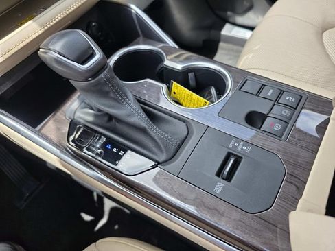 Used 2023 Toyota Highlander Limited FWD image 15