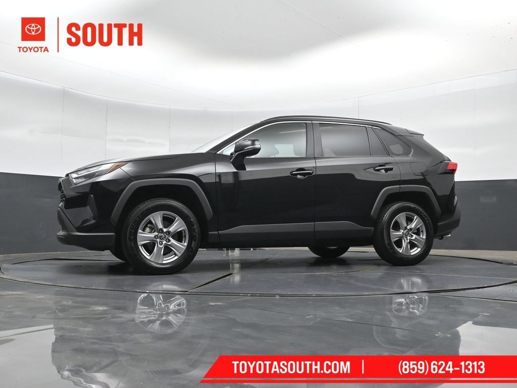 Used 2025 Toyota RAV4 XLE AWD/4WD image 39