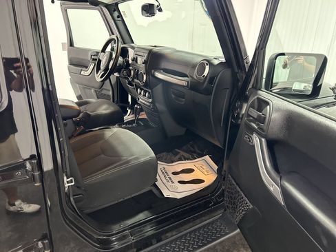 Used 2018 Jeep Wrangler Unlimited Sahara AWD/4WD image 14