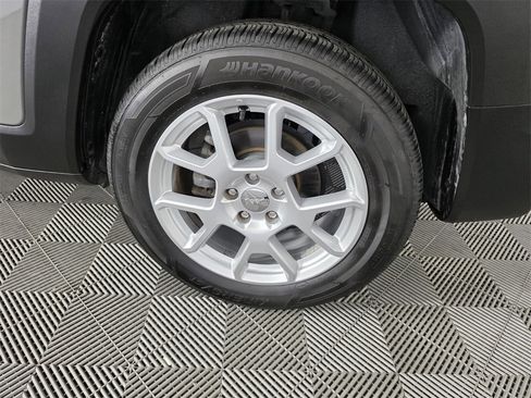 Certified 2019 Jeep Renegade Latitude image 18